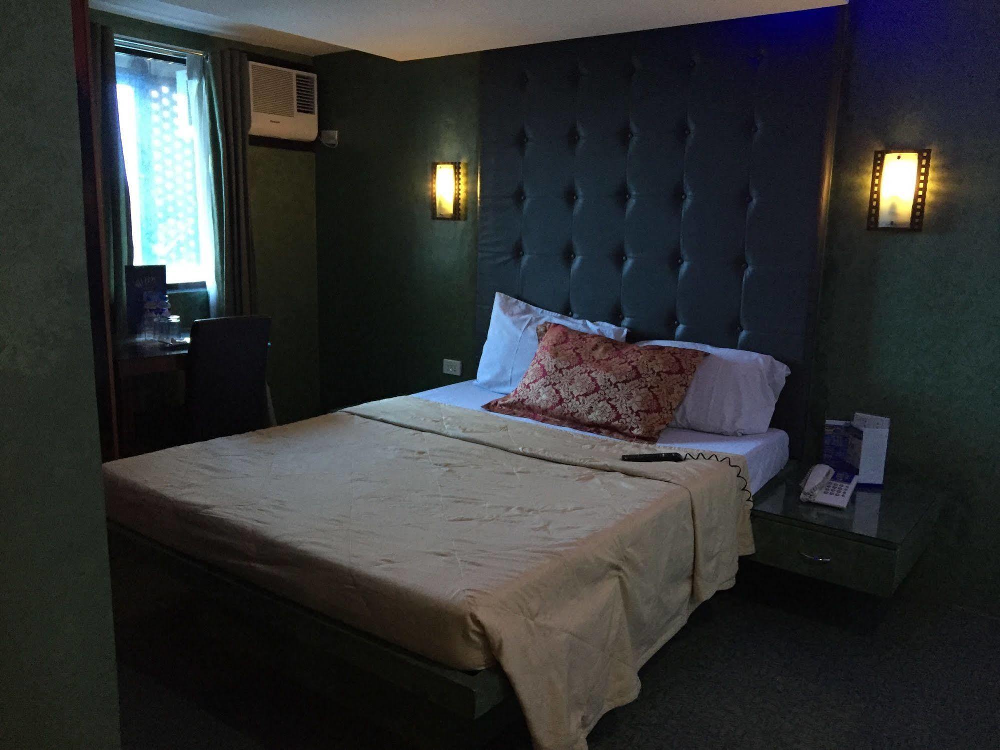 Icon Hotel Манила Екстериор снимка